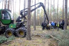 Technolodzy drewna poznają podstawy produkcji leśnej na ternie Nadleśnictwa Międzychód.